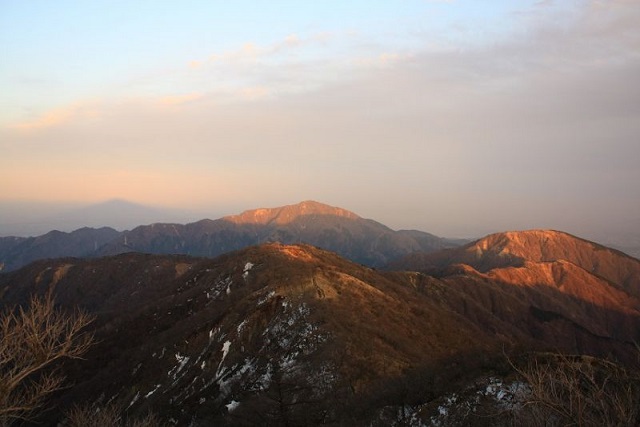 大山と丹沢表尾根の夕焼け
