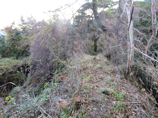 両側が深く切れ落ち滑落事故注意