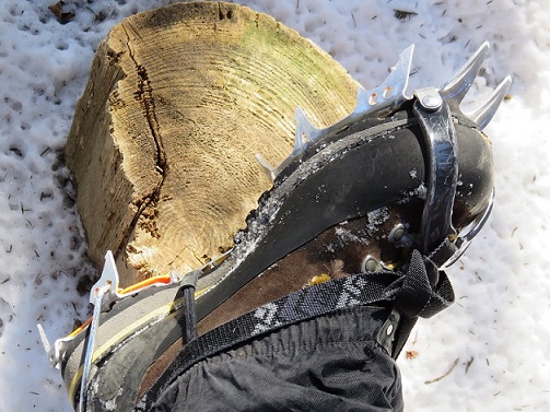 アイゼンを装着し登山用スパッツを付けている様子