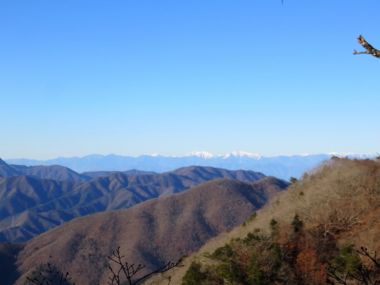 南アルプスが津波の様な景色