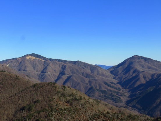 秀麗富嶽十二景の雁ヶ腹摺山(標高1,874ｍ）に左手のお山が黒岳