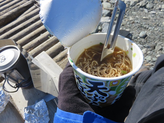 f:id:aohige0718:20180101143704j:plain 蛭ヶ岳の山頂で年越しそば
