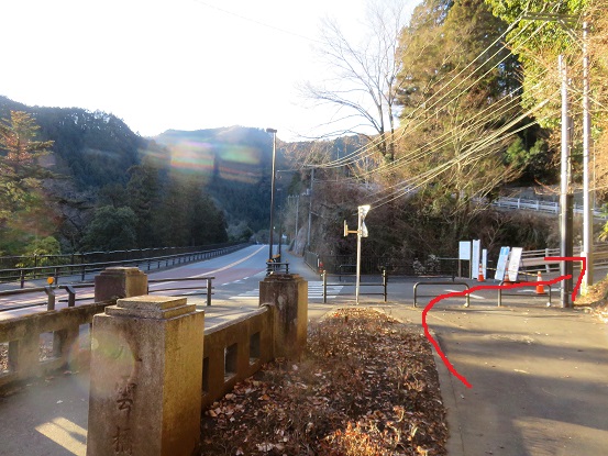 奥多摩の川井駅八雲橋赤杭尾根登山口方面の景色