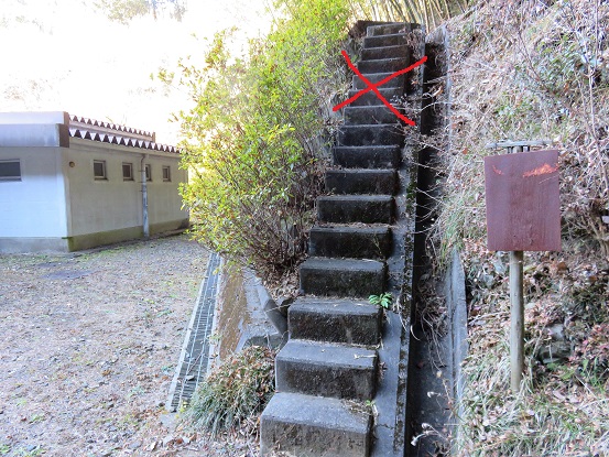 古里中学校の脇を通る登山ルート