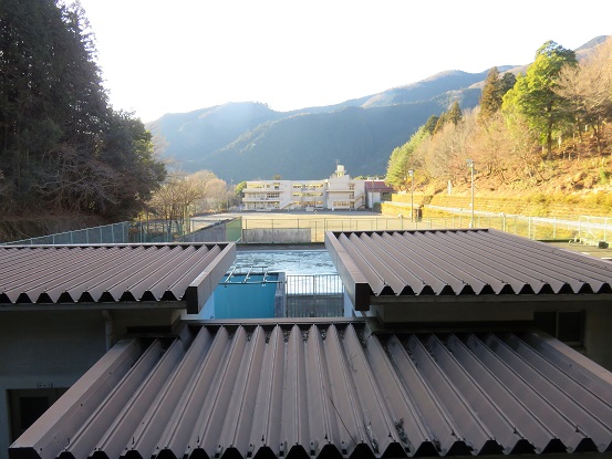 階段を登って撮った古里中学校景色