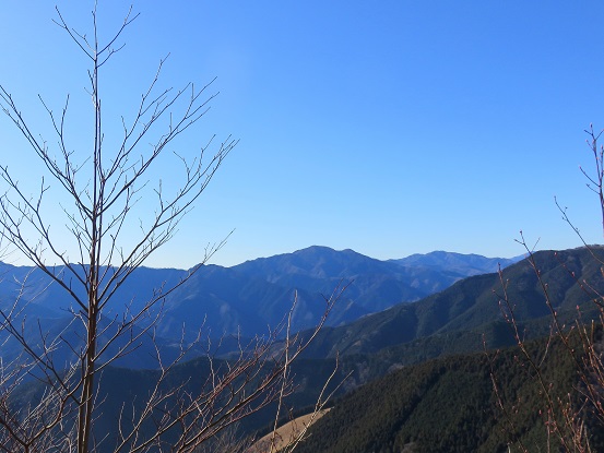 赤杭尾根から多摩三山の三頭山方面景色