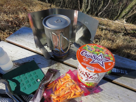 川苔山の山頂で昼ごはん