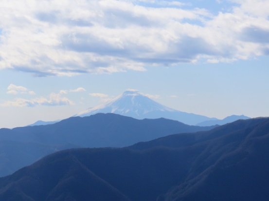 f:id:aohige0718:20180108170827j:plain 日向沢ノ峰から富士山の積雪様子
