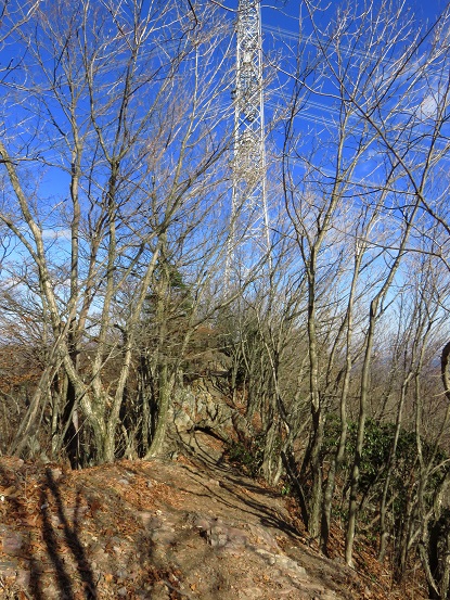 f:id:aohige0718:20180108170853j:plain 有間山のルート上にある鉄塔