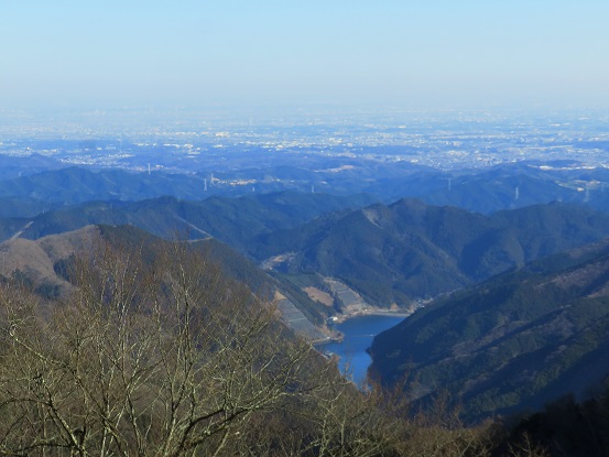 f:id:aohige0718:20180108171121j:plain 有間峠からの名栗湖景色