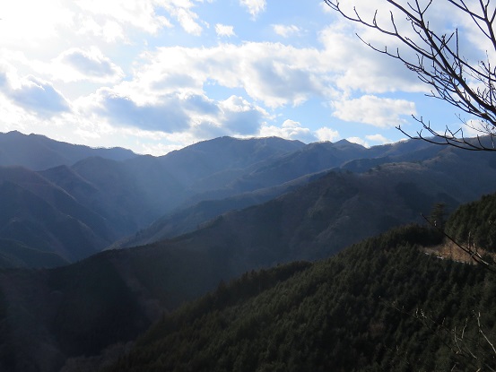 f:id:aohige0718:20180108171657j:plain 藤棚山から日向沢ノ峰、有間山稜の稜線景色