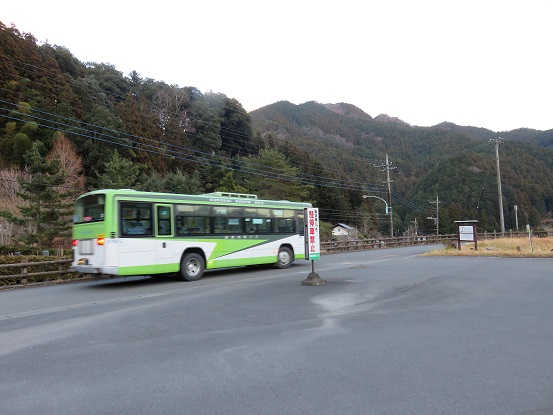 f:id:aohige0718:20180108171915j:plain さわらびの湯バス停付近とバス