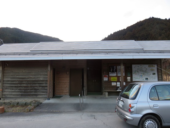 f:id:aohige0718:20180108182028j:plain さわらびの湯バス停付近の公衆トイレ