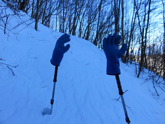 登山道にトレースが無くなり強烈なツボ足と吹き溜まり