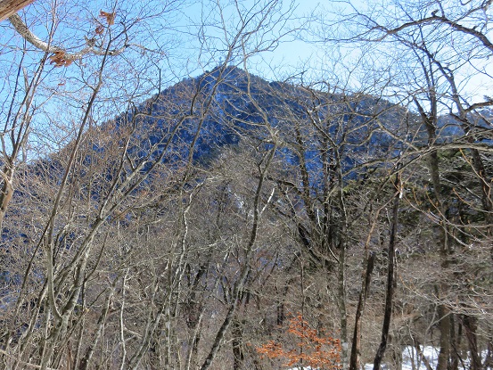 三ッ峠山が大きく見えてきます