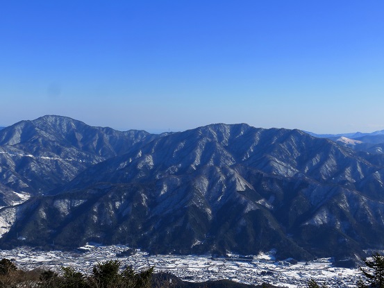 アップの御正体山・杓子山