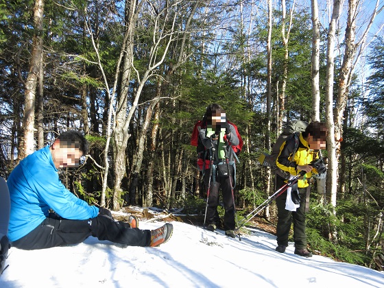 二瀬尾根から和名倉山を目指し進んでいくとルート上に雪