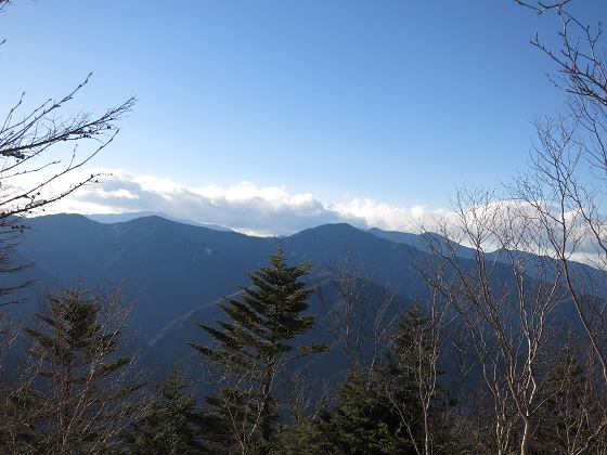 和名倉山の山頂雁坂小屋方面