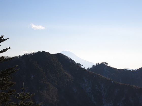 山の隙間から富士山景色