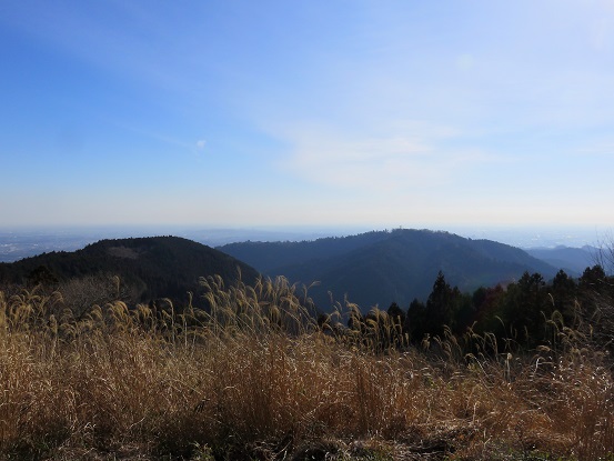 f:id:aohige0718:20180304175423j:plain 城山山頂からの高尾山景色