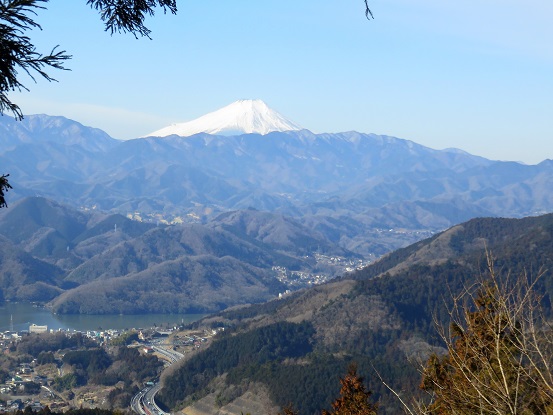 f:id:aohige0718:20180304175505j:plain 城山からの富士山
