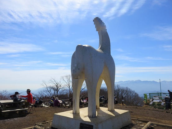 f:id:aohige0718:20180304180006j:plain 陣馬山の像の後ろ姿