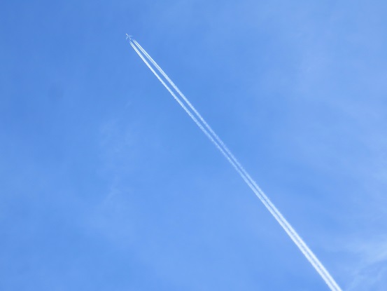 f:id:aohige0718:20180304180021j:plain 陣馬山の山頂から見る飛行機雲