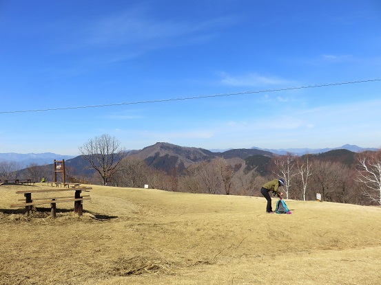 f:id:aohige0718:20180304180028j:plain 陣馬山の山頂に様子