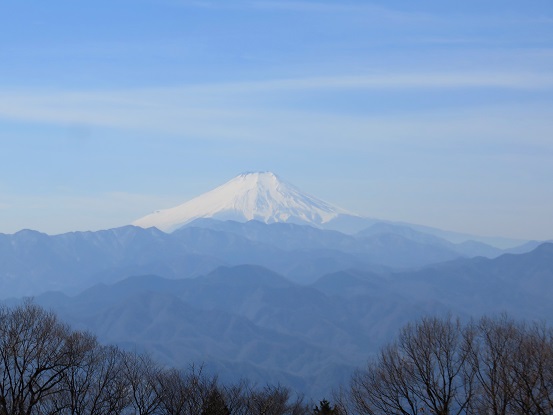 f:id:aohige0718:20180304180047j:plain 陣馬山からの富士山の景色