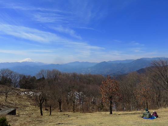 f:id:aohige0718:20180304180052j:plain 陣馬山でマッタリ中の様子