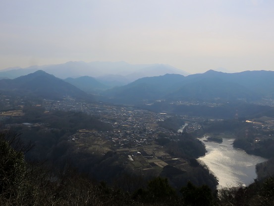 f:id:aohige0718:20180304180305j:plain 南高尾山稜を縦走路から見る津久井湖