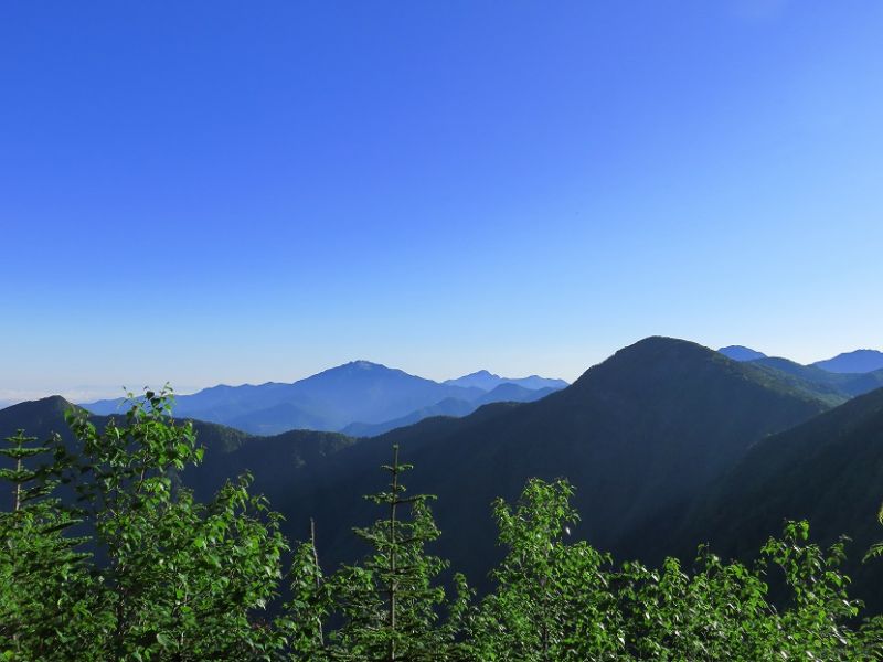 南アルプス赤石岳方面の山並