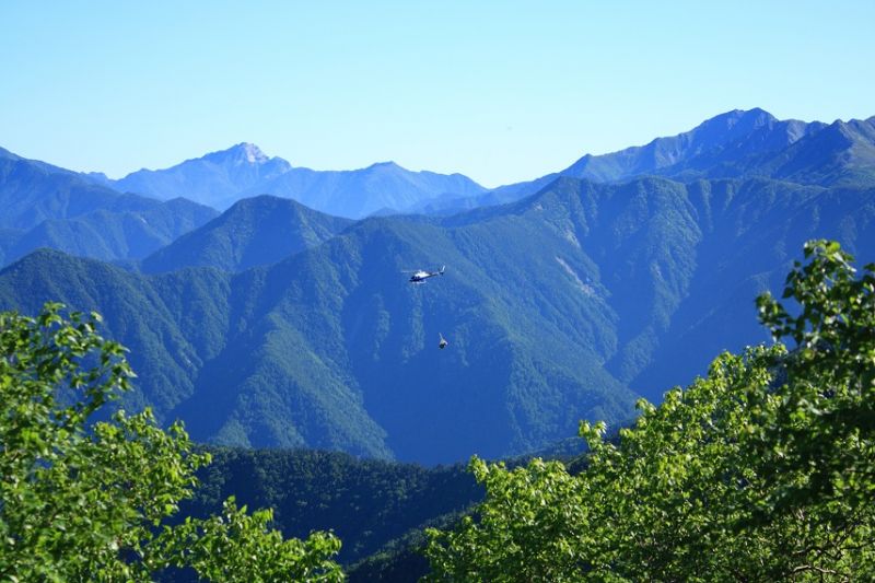 塩見小屋ヘリで荷揚げの様子