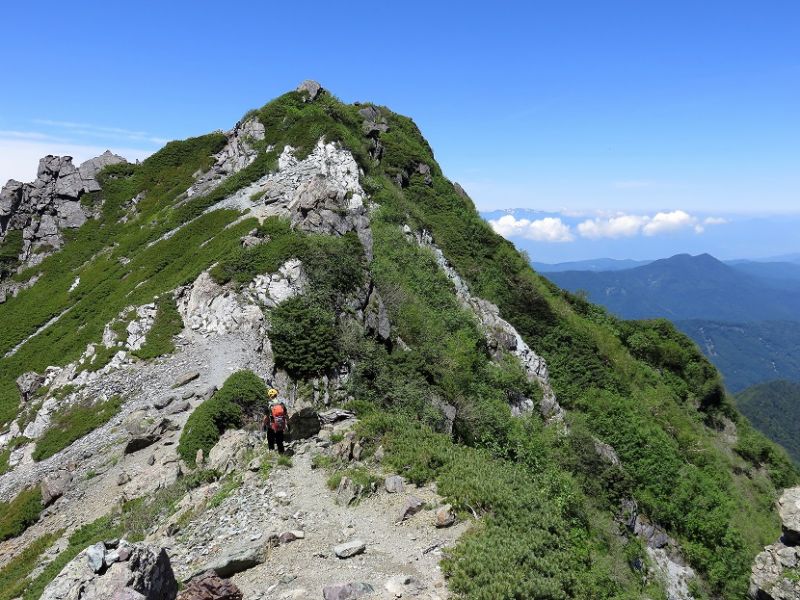 塩見岳から鳥倉駐車場へ下山中の様子