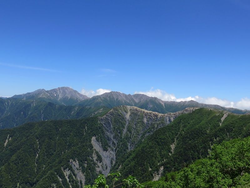 塩見岳から見る間ノ岳、農鳥岳