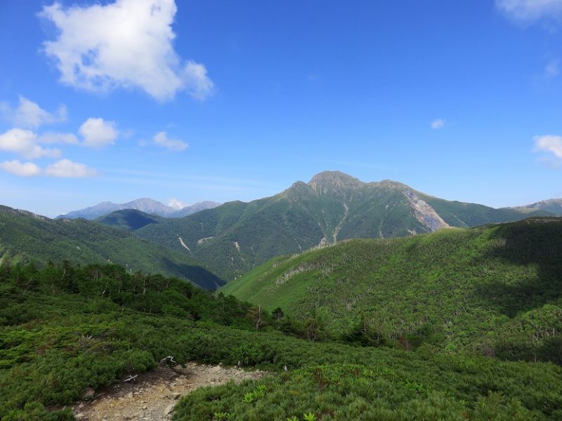 三伏峠小屋方面から見る塩見岳遠望