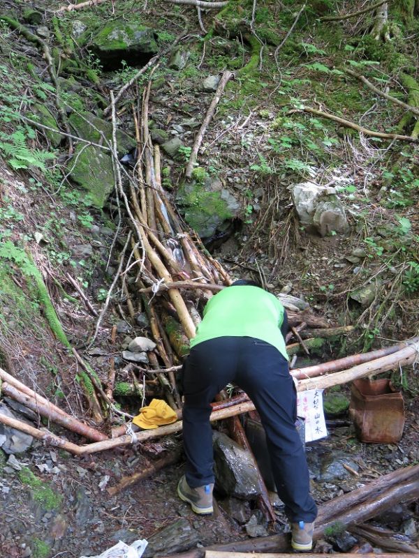 三伏峠小屋から鳥倉登山口の間にある水場