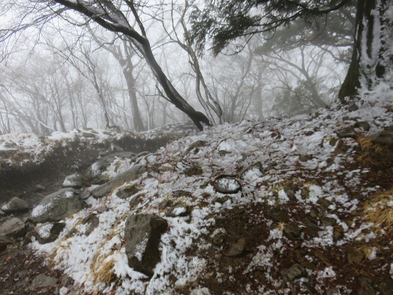 雪と泥のミックス登山道