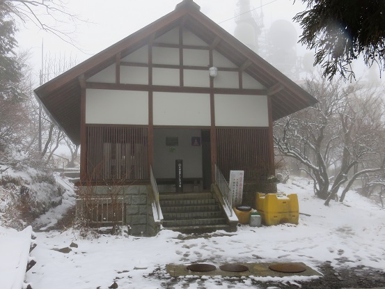 大山の山頂にあるトイレ