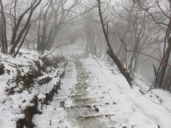 三峰山へ向かい滑り落ちました