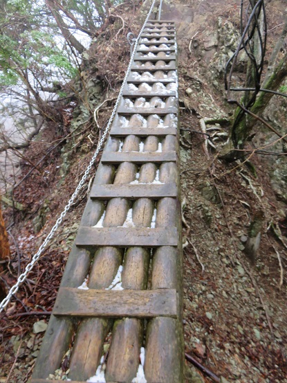 三峰山の木の橋