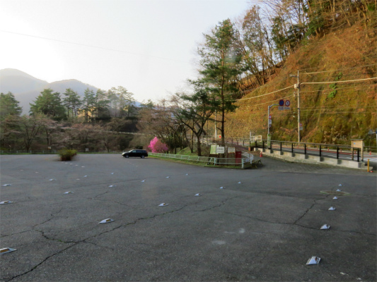 奥多摩湖畔の水根バス停