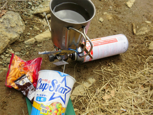 f:id:aohige0718:20180410233630j:plain 塔ノ岳昼食