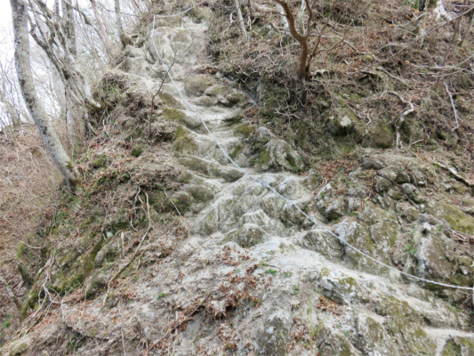 f:id:aohige0718:20180410234050j:plain 鎖場の景色危ない