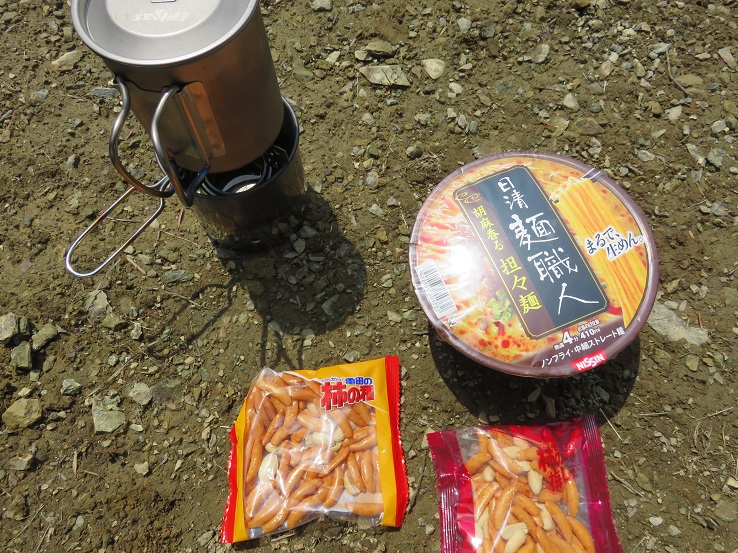 榧ノ尾山で生めんタイプのカップラーメン