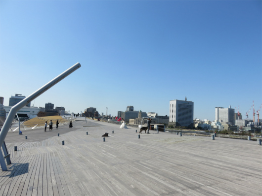 横浜大桟橋の芝生とウッドデッキ