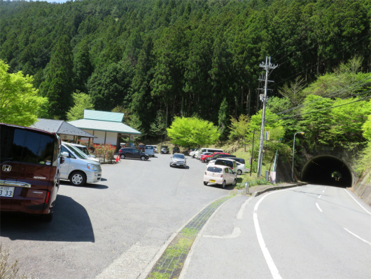 みたらい渓谷広い駐車場