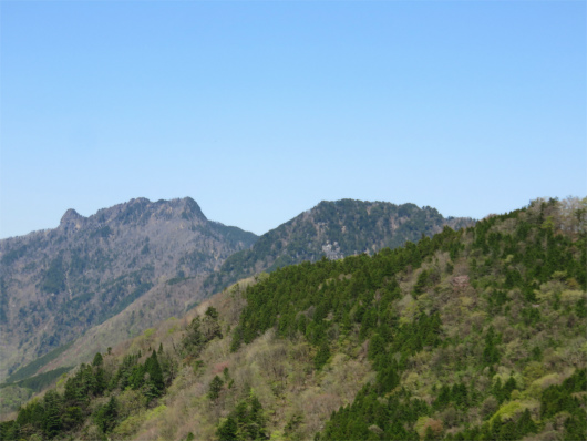 左の山並みが稲村ヶ岳方面で、右側が山上ヶ岳