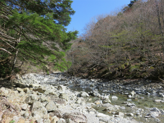 双門ルート沢沿いの道