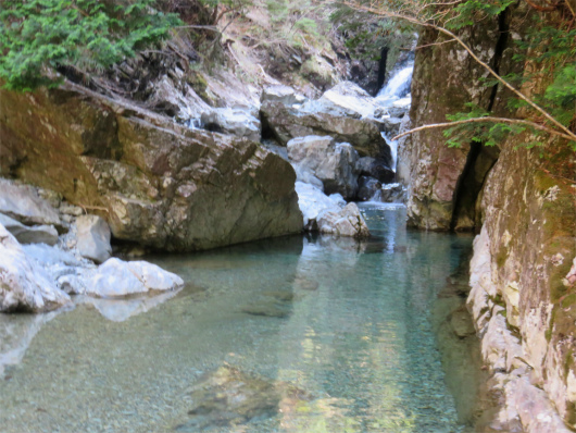 双門の滝の上流部水の色